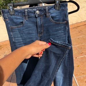 AMERICAN EAGLE MID RISE SKINNY DARK BLUE JEANS